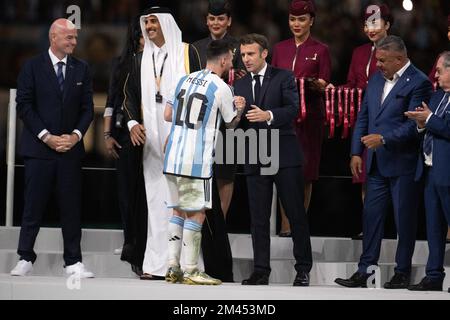 Lusail, Qatar, 18 décembre 2022. Lionel, l'avant-poste argentin, Messi, a traidé les mains du président français Emmanuel Macron après avoir reçu le Golden ball Award pour le meilleur joueur de l'émir Sheikh Tamim bin Hamad al-Thani du Qatar lors de la cérémonie des trophées à la fin du match de football final de la coupe du monde du Qatar 2022 entre l'Argentine et la France à Stade Lusail à Lusail, au nord de Doha, Qatar, sur 18 décembre 2022. Photo de David Niviere/ABACAPRESS.COM Banque D'Images