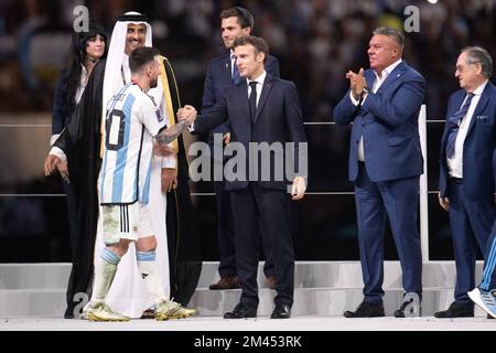 Lusail, Qatar, 18 décembre 2022. Lionel, l'avant-poste argentin, Messi, a traidé les mains du président français Emmanuel Macron après avoir reçu le Golden ball Award pour le meilleur joueur de l'émir Sheikh Tamim bin Hamad al-Thani du Qatar lors de la cérémonie des trophées à la fin du match de football final de la coupe du monde du Qatar 2022 entre l'Argentine et la France à Stade Lusail à Lusail, au nord de Doha, Qatar, sur 18 décembre 2022. Photo de David Niviere/ABACAPRESS.COM Banque D'Images