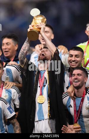 Lusail, Qatar, 18 décembre 2022. Le capitaine argentin et l'avant Lionel Messi lève le trophée de la coupe du monde de la FIFA lors de la cérémonie des trophées après que l'Argentine ait remporté le match de football final de la coupe du monde du Qatar 2022 entre l'Argentine et la France au stade Lusail à Lusail, au nord de Doha, au Qatar, sur 18 décembre 2022. Photo de David Niviere/ABACAPRESS.COM Banque D'Images