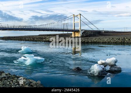 Icebergs flottant vers le pont suspendu de la route 1 / Hringvegur (périphérique) à la lagune de glacier Jökulsárlón, Islande Banque D'Images