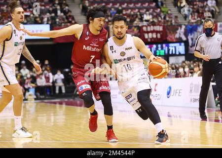 Kawasaki Todoroki Arena, Kanagawa, Japon. 16th décembre 2022. (De gauche à droite) Ryusei Shinoyama (Brave thounders), Seiji Ikaruga (Brex), 16 DÉCEMBRE 2022 - Basketball : 2022-23 B.LEAGUE B1 jeu entre Kawasaki Brave thounders - Utsunomiya Brex à Kawasaki Todoroki Arena, Kanagawa, Japon. Credit: YUTAKA/AFLO SPORT/Alay Live News Banque D'Images