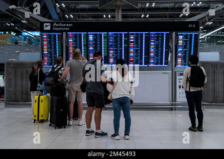 Thaïlande, 19/12/2022, les voyageurs vérifient les heures de départ des vols dans le hall des départs de l'aéroport international de Suvarnabhumi (BKK). Le tourisme international reprend en Thaïlande au cours du dernier trimestre de 2022, le Gouvernement thaïlandais célébrant l'arrivée de 10 millions de touristes début décembre 2020, ce qui porte le pays à environ 20% des arrivées de l'étranger avant la pandémie depuis le début de l'année. Banque D'Images