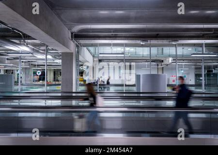 Thaïlande, 19/12/2022, les voyageurs se déplacent à l'aéroport international de Suvarnabhumi (BKK) sur des passerelles mobiles. Le tourisme international reprend en Thaïlande au cours du dernier trimestre de 2022, le Gouvernement thaïlandais célébrant l'arrivée de 10 millions de touristes début décembre 2020, ce qui porte le pays à environ 20% des arrivées de l'étranger avant la pandémie depuis le début de l'année. Banque D'Images