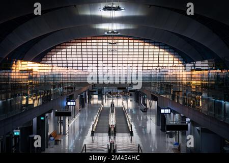 Bangkok, Bangkok, Thaïlande. 19th décembre 2022. Lever du soleil à l'aéroport international de Suvarnabhumi (BKK). Le tourisme international reprend en Thaïlande au cours du dernier trimestre de 2022, le Gouvernement thaïlandais célébrant l'arrivée de 10 millions de touristes début décembre 2020, ce qui porte le pays à environ 20% des arrivées de l'étranger avant la pandémie depuis le début de l'année. (Image de crédit : © Matt Hunt/ZUMA Press Wire) Banque D'Images