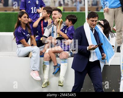 Qatar - 18/12/2022, Lionel Messi de l'Argentine avec son épouse Antonella Roccuzzo et leurs fils, l'ancien joueur de droite Javier Zanetti après la coupe du monde de la FIFA 2022, match de football final entre l'Argentine et la France sur 18 décembre 2022 au stade Lusail à Al Daayen, Qatar - photo Jean Catuffe / DPPI Banque D'Images