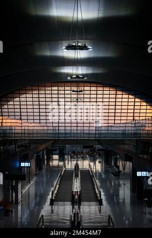 Bangkok, Bangkok, Thaïlande. 19th décembre 2022. Lever du soleil à l'aéroport international de Suvarnabhumi (BKK). Le tourisme international reprend en Thaïlande au cours du dernier trimestre de 2022, le Gouvernement thaïlandais célébrant l'arrivée de 10 millions de touristes début décembre 2020, ce qui porte le pays à environ 20% des arrivées de l'étranger avant la pandémie depuis le début de l'année. (Image de crédit : © Matt Hunt/ZUMA Press Wire) Banque D'Images