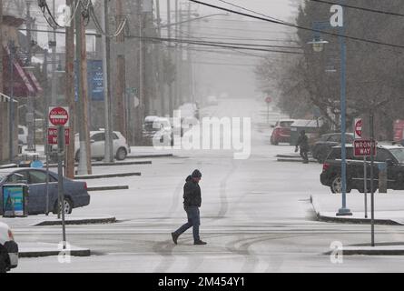 Vancouver, Canada. 18th décembre 2022. De fortes chutes de neige lorsqu'un piéton traverse une rue à Vancouver (Colombie-Britannique), Canada, le 18 décembre 2022. Credit: Liang Sen/Xinhua/Alay Live News Banque D'Images