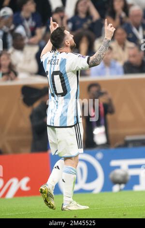 Lusail, Qatar, 18 décembre 2022. Le capitaine argentin et l'attaquant Lionel Messi célèbre son but lors du match de finale 2022 de la coupe du monde de la FIFA, Qatar, entre l'Argentine et la France, au stade Lusail sur 18 décembre 2022, à Lusail City, Qatar. Photo de David Niviere/ABACAPRESS.COM Banque D'Images