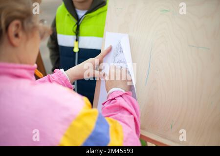 L'artiste dessine. La personne apprend à dessiner. Détails du dessin sur le chevalet. Dessin au crayon. Banque D'Images