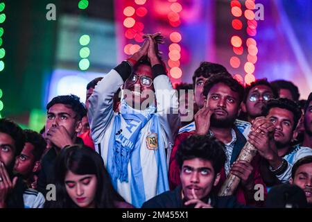 Dhaka, Bangladesh. 18th décembre 2022. Les fans de football regardent sur grand écran le match final de la coupe du monde de la FIFA, Qatar 2022 entre l'Argentine et la France, dans la région de l'Université de Dhaka à Dhaka. Crédit : SOPA Images Limited/Alamy Live News Banque D'Images