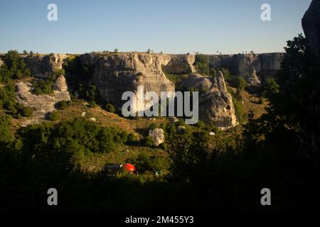 Gorge de montagne le jour d'été. Camping en montagne. Paysage magnifique. Lieux sauvages pour se détendre. Banque D'Images