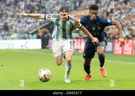 Lusail, Qatar, 18 décembre 2022. Kingsley Coman en France et Julian Alvarez en Argentine lors du match final de la coupe du monde de la FIFA, Qatar 2022 entre l'Argentine et la France au stade Lusail sur 18 décembre 2022 à Lusail City, Qatar. Photo de David Niviere/ABACAPRESS.COM Banque D'Images