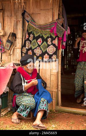 Mein Hill tribu broderie de vêtements traditionnels en Thaïlande. Banque D'Images