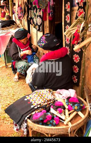 Mein Hill tribu broderie de vêtements traditionnels en Thaïlande. Banque D'Images