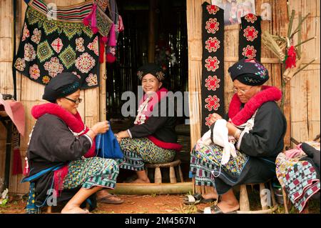 Mein Hill tribu broderie de vêtements traditionnels en Thaïlande. Banque D'Images