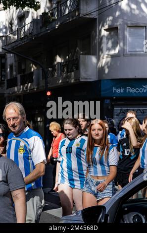 La Plata, Buenos Aires, Argentine - 18 décembre 2022: Les fans marchent pendant la célébration de l'Argentine gagnant la coupe du monde de la FIFA 2022 au Qatar. Banque D'Images