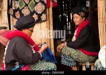 Mein Hill tribu broderie de vêtements traditionnels en Thaïlande. Banque D'Images