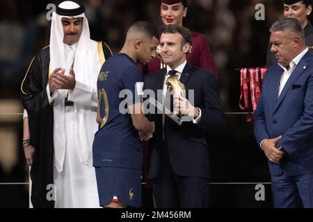 Lusail, Qatar, 18 décembre 2022. Kylian Mbappe, l'avant-projet français, reçoit le prix du bal d'or du meilleur joueur du président français Emmanuel Macron, à côté de l'émir Sheikh Tamim bin Hamad al-Thani au Qatar, lors de la cérémonie de remise des trophées à la fin du match de football final de la coupe du monde du Qatar 2022 entre l'Argentine et la France au stade Lusail à Lusail, au nord de Doha sur 18 décembre 2022. Photo de David Niviere/ABACAPRESS.COM Banque D'Images