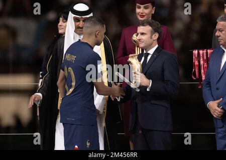 Lusail, Qatar, 18 décembre 2022. Kylian Mbappe, l'avant-projet français, reçoit le prix du bal d'or du meilleur joueur du président français Emmanuel Macron, à côté de l'émir Sheikh Tamim bin Hamad al-Thani au Qatar, lors de la cérémonie de remise des trophées à la fin du match de football final de la coupe du monde du Qatar 2022 entre l'Argentine et la France au stade Lusail à Lusail, au nord de Doha sur 18 décembre 2022. Photo de David Niviere/ABACAPRESS.COM Banque D'Images