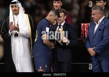 Lusail, Qatar, 18 décembre 2022. Kylian Mbappe, l'avant-projet français, reçoit le prix du bal d'or du meilleur joueur du président français Emmanuel Macron, à côté de l'émir Sheikh Tamim bin Hamad al-Thani au Qatar, lors de la cérémonie de remise des trophées à la fin du match de football final de la coupe du monde du Qatar 2022 entre l'Argentine et la France au stade Lusail à Lusail, au nord de Doha sur 18 décembre 2022. Photo de David Niviere/ABACAPRESS.COM Banque D'Images