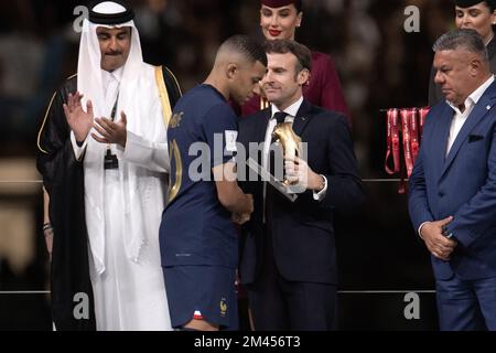 Lusail, Qatar, 18 décembre 2022. Kylian Mbappe, l'avant-projet français, reçoit le prix du bal d'or du meilleur joueur du président français Emmanuel Macron, à côté de l'émir Sheikh Tamim bin Hamad al-Thani au Qatar, lors de la cérémonie de remise des trophées à la fin du match de football final de la coupe du monde du Qatar 2022 entre l'Argentine et la France au stade Lusail à Lusail, au nord de Doha sur 18 décembre 2022. Photo de David Niviere/ABACAPRESS.COM Banque D'Images