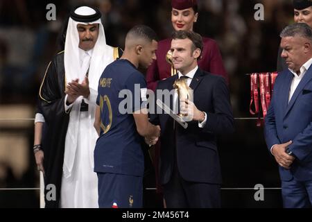 Lusail, Qatar, 18 décembre 2022. Kylian Mbappe, l'avant-projet français, reçoit le prix du bal d'or du meilleur joueur du président français Emmanuel Macron, à côté de l'émir Sheikh Tamim bin Hamad al-Thani au Qatar, lors de la cérémonie de remise des trophées à la fin du match de football final de la coupe du monde du Qatar 2022 entre l'Argentine et la France au stade Lusail à Lusail, au nord de Doha sur 18 décembre 2022. Photo de David Niviere/ABACAPRESS.COM Banque D'Images