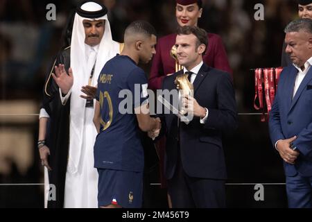 Lusail, Qatar, 18 décembre 2022. Kylian Mbappe, l'avant-projet français, reçoit le prix du bal d'or du meilleur joueur du président français Emmanuel Macron, à côté de l'émir Sheikh Tamim bin Hamad al-Thani au Qatar, lors de la cérémonie de remise des trophées à la fin du match de football final de la coupe du monde du Qatar 2022 entre l'Argentine et la France au stade Lusail à Lusail, au nord de Doha sur 18 décembre 2022. Photo de David Niviere/ABACAPRESS.COM Banque D'Images