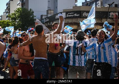 Buenos Aires, Argentine. 18th décembre 2022. Les fans argentins célèbrent leur championnat dans la coupe du monde Qatar 2022. Crédit : SOPA Images Limited/Alamy Live News Banque D'Images