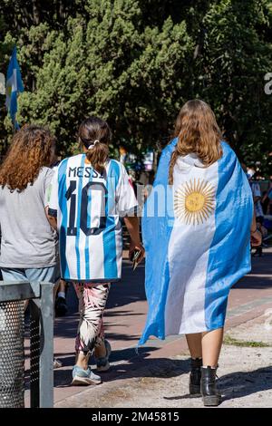 La Plata, Buenos Aires, Argentine - 18 décembre 2022: Une fille avec un drapeau argentin pendant la célébration de l'Argentine gagnant le monde 2022 de la FIFA C Banque D'Images