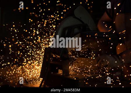 Étincelles du soudage. Découpe des métaux. Détails de production. Arrière-plan industriel. Banque D'Images