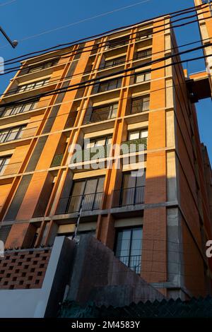 Appartement moderne de bâtiments sur une journée ensoleillée avec un ciel bleu. Façade d'un immeuble d'appartements moderne Banque D'Images