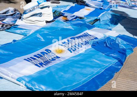 La Plata, Buenos Aires, Argentina - 18 décembre 2022: Gros plan des drapeaux argentins de pf lors de la célébration de l'Argentine gagnant la coupe du monde de la FIFA 2022 Banque D'Images