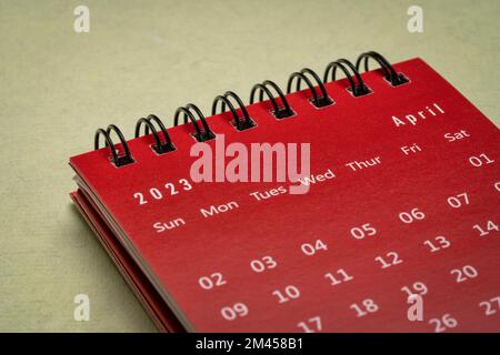 Avril 2023 - petit calendrier de bureau en spirale contre le papier texturé, le temps et le concept d'entreprise Banque D'Images