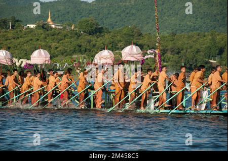 Les gens pagayez par les jambes sur la procession à Phaung Daw Oo Festival, lac Inle, Myanmar. Le festival est l'un des plus grands festivals de l'État de Shan. Banque D'Images