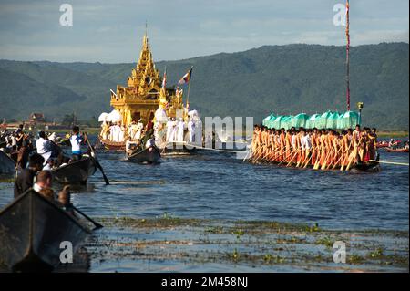 Les gens pagayez par les jambes sur la procession à Phaung Daw Oo Festival, lac Inle, Myanmar. Le festival est l'un des plus grands festivals de l'État de Shan. Banque D'Images