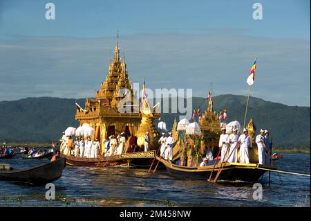 Les gens pagayez par les jambes sur la procession à Phaung Daw Oo Festival, lac Inle, Myanmar. Le festival est l'un des plus grands festivals de l'État de Shan. Banque D'Images