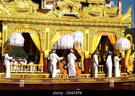 Les gens pagayez par les jambes sur la procession à Phaung Daw Oo Festival, lac Inle, Myanmar. Le festival est l'un des plus grands festivals de l'État de Shan. Banque D'Images