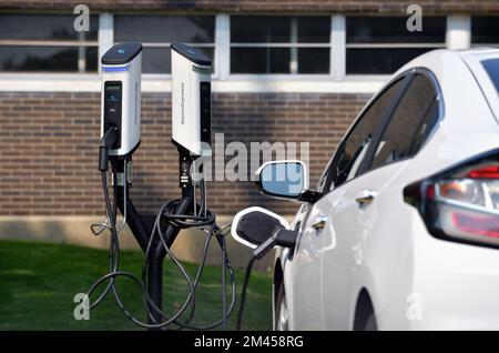 Streamwood, Illinois, États-Unis. Station de charge de véhicule électrique (EV) utilisée pour charger un véhicule utilisé pour l'éducation du conducteur. Banque D'Images