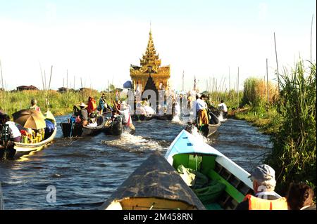 Les gens pagayez par les jambes sur la procession à Phaung Daw Oo Festival, lac Inle, Myanmar. Le festival est l'un des plus grands festivals de l'État de Shan. Banque D'Images