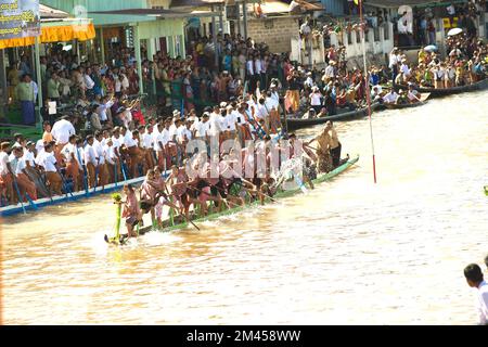 Les gens pagayez par les jambes sur la procession à Phaung Daw Oo Festival, lac Inle, Myanmar. Le festival est l'un des plus grands festivals de l'État de Shan. Banque D'Images