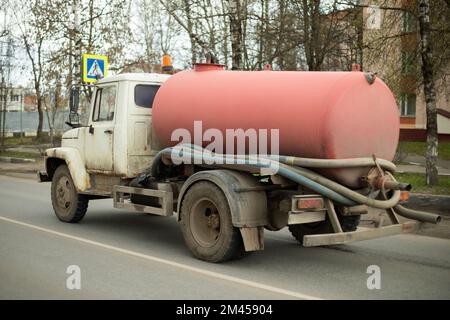 Voiture pour pomper les égouts. Chariot avec réservoir. Ancienne technique de pompage des fèces. Camion sur route. Banque D'Images