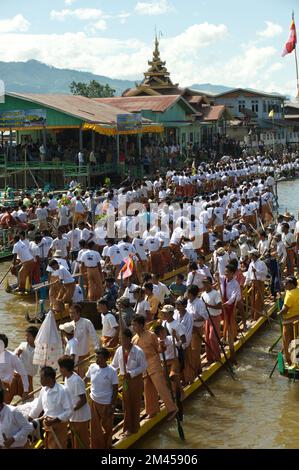 Les gens pagayez par les jambes sur la procession à Phaung Daw Oo Festival, lac Inle, Myanmar. Le festival est l'un des plus grands festivals de l'État de Shan. Banque D'Images