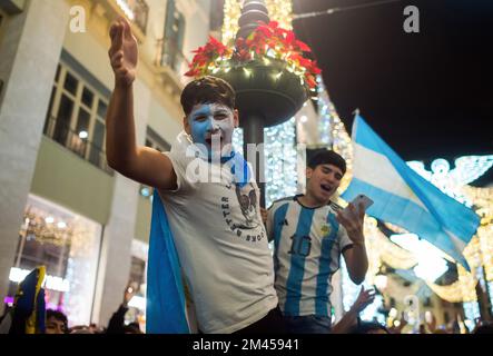 Malaga, Espagne. 18th décembre 2022. Un fan argentin peint au visage célèbre la victoire de l'Argentine sur la rue marques de Larios. Dans une atmosphère festive, des milliers de résidents argentins de la ville de Malaga se sont emmenés dans les rues du centre-ville pour célébrer la victoire de l'équipe nationale Argentine de football, après leur victoire contre la France lors de la finale de la coupe du monde de la FIFA, Qatar 2022. (Photo de Jesus Merida/SOPA Images/Sipa USA) Credit: SIPA USA/Alay Live News Banque D'Images