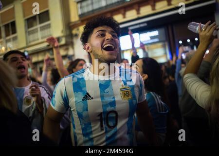 Malaga, Espagne. 18th décembre 2022. Un fan argentin célèbre la victoire de l'Argentine sur la place Plaza de la Constitucion. Dans une atmosphère festive, des milliers de résidents argentins de la ville de Malaga se sont emmenés dans les rues du centre-ville pour célébrer la victoire de l'équipe nationale Argentine de football, après leur victoire contre la France lors de la finale de la coupe du monde de la FIFA, Qatar 2022. (Photo de Jesus Merida/SOPA Images/Sipa USA) Credit: SIPA USA/Alay Live News Banque D'Images