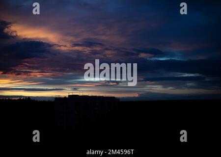 Ciel du soir. Nuages violets. Ciel sombre tard dans la soirée. Paysage magnifique. Banque D'Images