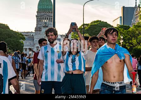 Buenos Aires, Argentine. 15th janvier 2014. 18 décembre 2022 - Buenos Aires, Argentine - Argentine Champion du monde de football Qatar 2022: La ville de Buenos Aires s'est effondrée en raison des festivités.des milliers de fans sont descendus dans la rue après que l'équipe de Lionel Scaloni a battu la France sur des sanctions lors de la finale de la coupe du monde 2022 au Qatar. (Image de crédit : © Maximiliano Ramos/ZUMA Press Wire) Banque D'Images