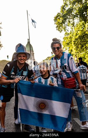 Buenos Aires, Argentine. 15th janvier 2014. 18 décembre 2022 - Buenos Aires, Argentine - Argentine Champion du monde de football Qatar 2022: La ville de Buenos Aires s'est effondrée en raison des festivités.des milliers de fans sont descendus dans la rue après que l'équipe de Lionel Scaloni a battu la France sur des sanctions lors de la finale de la coupe du monde 2022 au Qatar. (Image de crédit : © Maximiliano Ramos/ZUMA Press Wire) Banque D'Images