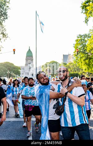 Buenos Aires, Argentine. 15th janvier 2014. 18 décembre 2022 - Buenos Aires, Argentine - Argentine Champion du monde de football Qatar 2022: La ville de Buenos Aires s'est effondrée en raison des festivités.des milliers de fans sont descendus dans la rue après que l'équipe de Lionel Scaloni a battu la France sur des sanctions lors de la finale de la coupe du monde 2022 au Qatar. (Image de crédit : © Maximiliano Ramos/ZUMA Press Wire) Banque D'Images