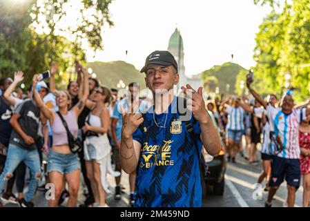 Buenos Aires, Argentine. 15th janvier 2014. 18 décembre 2022 - Buenos Aires, Argentine - Argentine Champion du monde de football Qatar 2022: La ville de Buenos Aires s'est effondrée en raison des festivités.des milliers de fans sont descendus dans la rue après que l'équipe de Lionel Scaloni a battu la France sur des sanctions lors de la finale de la coupe du monde 2022 au Qatar. (Image de crédit : © Maximiliano Ramos/ZUMA Press Wire) Banque D'Images