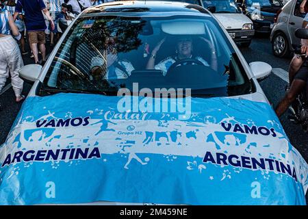 Buenos Aires, Argentine. 15th janvier 2014. 18 décembre 2022 - Buenos Aires, Argentine - Argentine Champion du monde de football Qatar 2022: La ville de Buenos Aires s'est effondrée en raison des festivités.des milliers de fans sont descendus dans la rue après que l'équipe de Lionel Scaloni a battu la France sur des sanctions lors de la finale de la coupe du monde 2022 au Qatar. (Image de crédit : © Maximiliano Ramos/ZUMA Press Wire) Banque D'Images